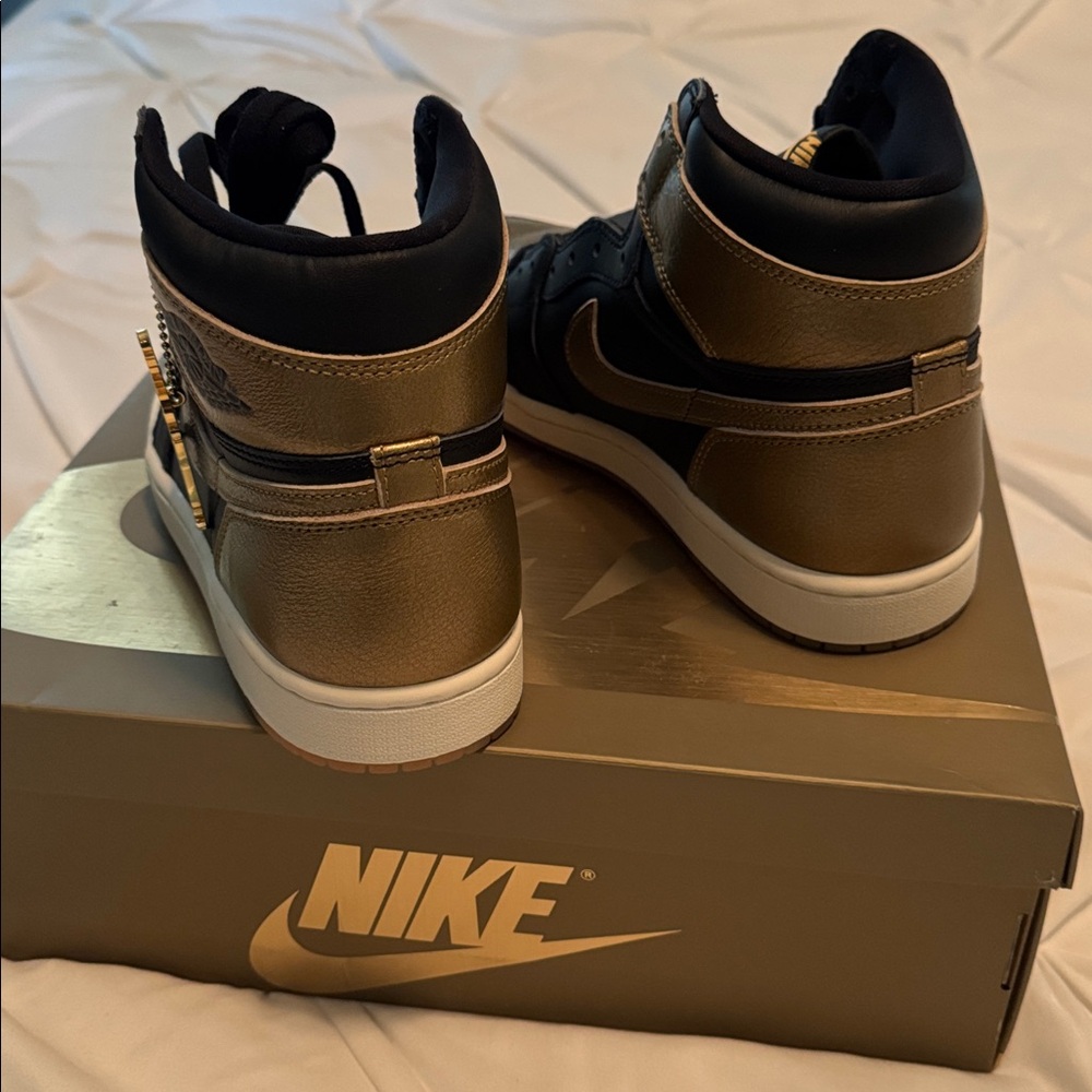 Jordan 1 Retro High OG - Picture 11 of 14